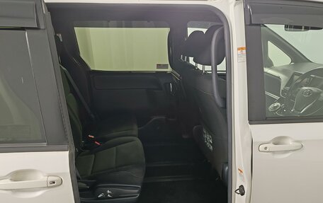 Toyota Voxy III, 2018 год, 1 979 000 рублей, 19 фотография