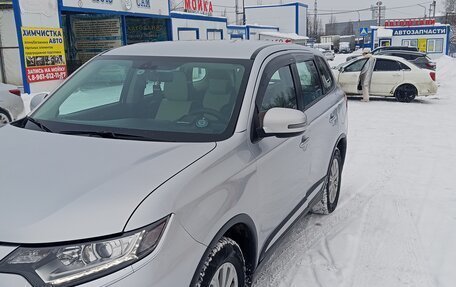 Mitsubishi Outlander III рестайлинг 3, 2018 год, 1 900 000 рублей, 2 фотография