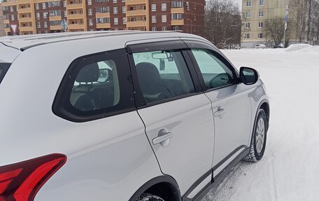 Mitsubishi Outlander III рестайлинг 3, 2018 год, 1 900 000 рублей, 4 фотография