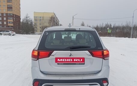 Mitsubishi Outlander III рестайлинг 3, 2018 год, 1 900 000 рублей, 3 фотография