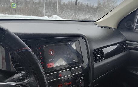 Mitsubishi Outlander III рестайлинг 3, 2018 год, 1 900 000 рублей, 9 фотография