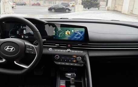 Hyundai Elantra, 2023 год, 2 300 000 рублей, 10 фотография