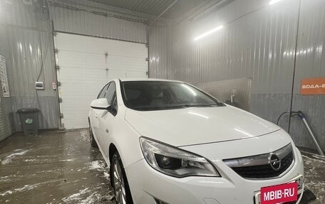 Opel Astra J, 2011 год, 670 000 рублей, 2 фотография