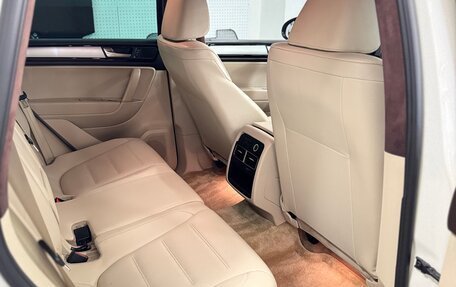 Volkswagen Touareg III, 2011 год, 1 800 000 рублей, 6 фотография