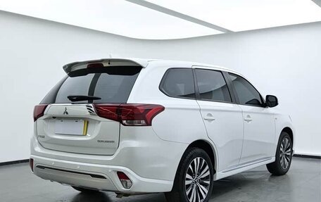 Mitsubishi Outlander III рестайлинг 3, 2022 год, 1 900 000 рублей, 4 фотография