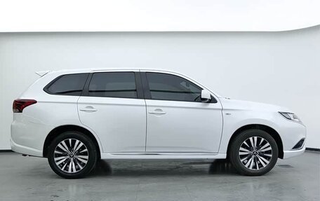 Mitsubishi Outlander III рестайлинг 3, 2022 год, 1 900 000 рублей, 5 фотография