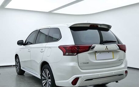 Mitsubishi Outlander III рестайлинг 3, 2022 год, 1 900 000 рублей, 8 фотография