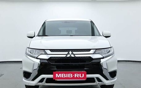 Mitsubishi Outlander III рестайлинг 3, 2022 год, 1 900 000 рублей, 2 фотография