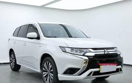 Mitsubishi Outlander III рестайлинг 3, 2022 год, 1 900 000 рублей, 3 фотография