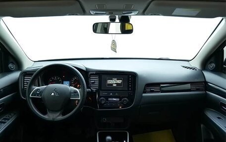 Mitsubishi Outlander III рестайлинг 3, 2022 год, 1 900 000 рублей, 9 фотография