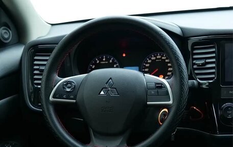 Mitsubishi Outlander III рестайлинг 3, 2022 год, 1 900 000 рублей, 10 фотография