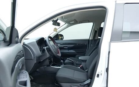 Mitsubishi Outlander III рестайлинг 3, 2022 год, 1 900 000 рублей, 11 фотография