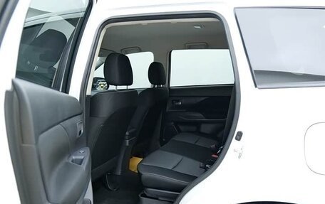 Mitsubishi Outlander III рестайлинг 3, 2022 год, 1 900 000 рублей, 12 фотография