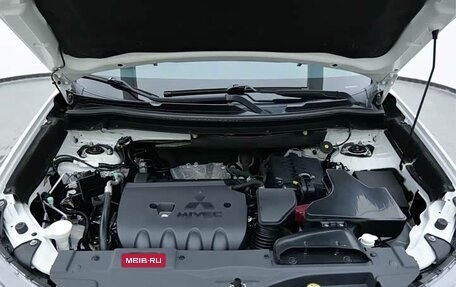 Mitsubishi Outlander III рестайлинг 3, 2022 год, 1 900 000 рублей, 13 фотография