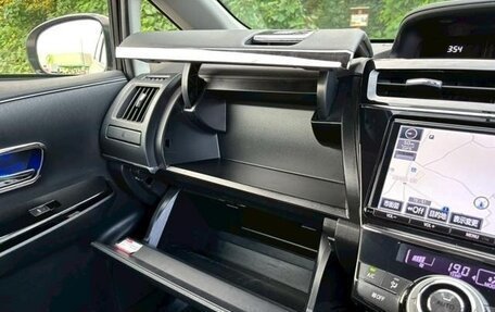 Toyota Prius Alpha I (ZVW40/41), 2021 год, 1 870 000 рублей, 21 фотография