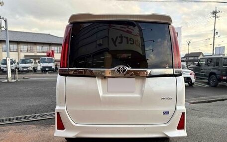 Toyota Noah III, 2021 год, 2 340 000 рублей, 6 фотография