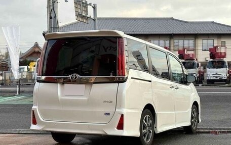 Toyota Noah III, 2021 год, 2 340 000 рублей, 5 фотография
