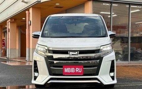 Toyota Noah III, 2021 год, 2 340 000 рублей, 3 фотография