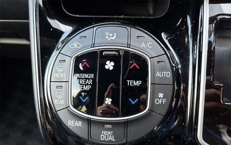 Toyota Noah III, 2021 год, 2 340 000 рублей, 17 фотография