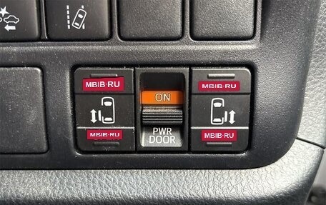 Toyota Noah III, 2021 год, 2 340 000 рублей, 18 фотография