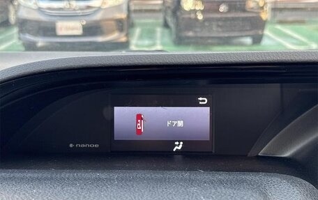 Toyota Noah III, 2021 год, 2 340 000 рублей, 24 фотография