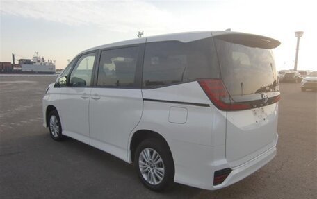 Toyota Noah, 2024 год, 3 950 000 рублей, 9 фотография