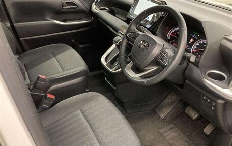 Toyota Noah, 2024 год, 3 950 000 рублей, 18 фотография