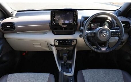 Toyota Yaris, 2023 год, 1 360 000 рублей, 9 фотография