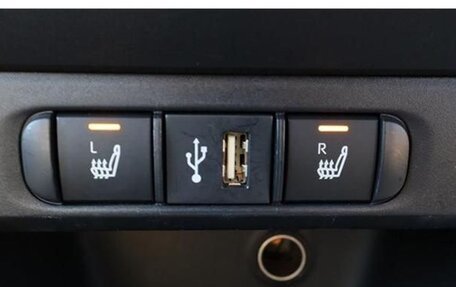 Toyota Yaris, 2023 год, 1 360 000 рублей, 13 фотография