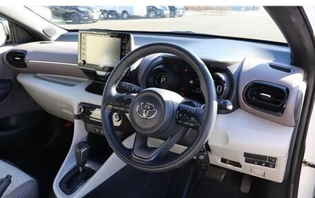 Toyota Yaris, 2023 год, 1 360 000 рублей, 7 фотография