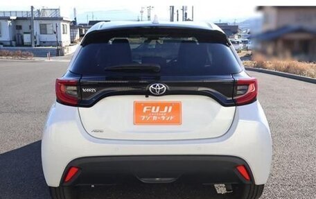 Toyota Yaris, 2023 год, 1 360 000 рублей, 4 фотография