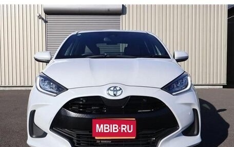 Toyota Yaris, 2023 год, 1 360 000 рублей, 3 фотография