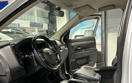 Mitsubishi Outlander III рестайлинг 3, 2013 год, 1 350 000 рублей, 10 фотография