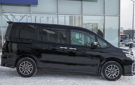 Toyota Voxy III, 2015 год, 1 898 000 рублей, 6 фотография