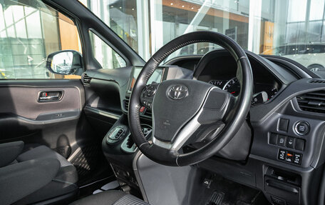 Toyota Voxy III, 2015 год, 1 898 000 рублей, 12 фотография