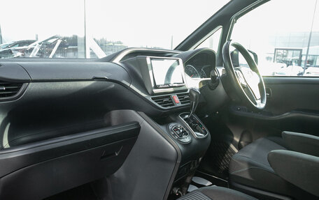 Toyota Voxy III, 2015 год, 1 898 000 рублей, 19 фотография