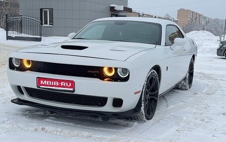 Dodge Challenger III рестайлинг 2, 2017 год, 3 300 000 рублей, 1 фотография
