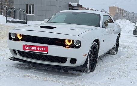 Dodge Challenger III рестайлинг 2, 2017 год, 3 300 000 рублей, 2 фотография