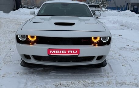 Dodge Challenger III рестайлинг 2, 2017 год, 3 300 000 рублей, 8 фотография