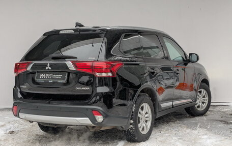 Mitsubishi Outlander III рестайлинг 3, 2017 год, 1 945 000 рублей, 3 фотография