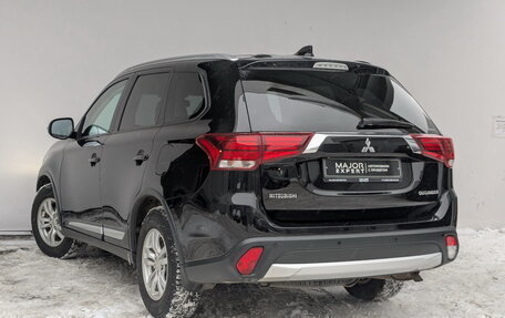 Mitsubishi Outlander III рестайлинг 3, 2017 год, 1 945 000 рублей, 18 фотография