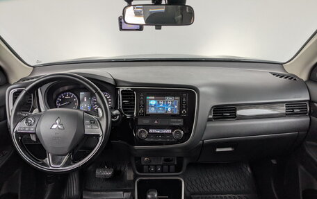 Mitsubishi Outlander III рестайлинг 3, 2017 год, 1 945 000 рублей, 13 фотография