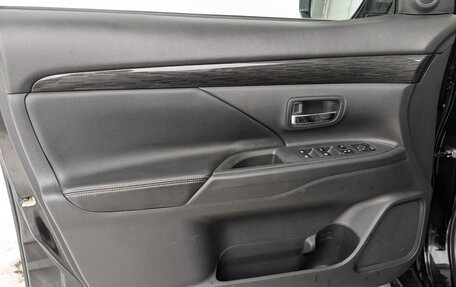 Mitsubishi Outlander III рестайлинг 3, 2017 год, 1 945 000 рублей, 9 фотография