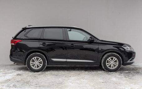 Mitsubishi Outlander III рестайлинг 3, 2017 год, 1 945 000 рублей, 28 фотография