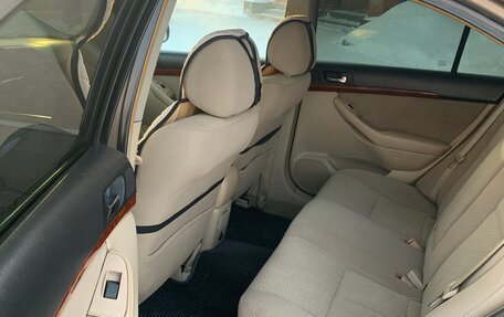 Toyota Avensis III рестайлинг, 2005 год, 680 000 рублей, 3 фотография