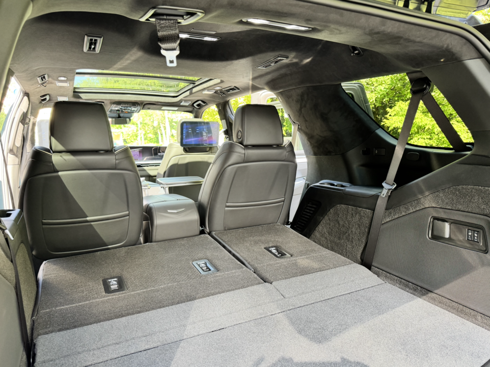 Cadillac Escalade V, 2025 год, 28 500 000 рублей, 42 фотография