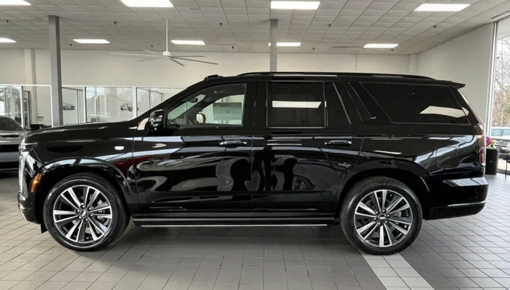 Cadillac Escalade V, 2025 год, 19 750 000 рублей, 3 фотография