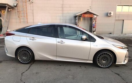 Toyota Prius IV XW50, 2017 год, 2 199 999 рублей, 5 фотография