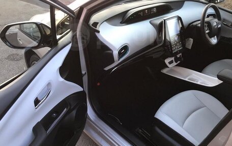 Toyota Prius IV XW50, 2017 год, 2 199 999 рублей, 10 фотография