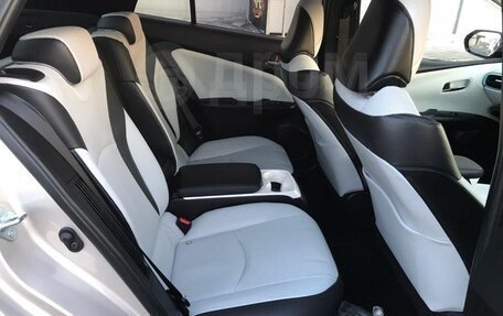 Toyota Prius IV XW50, 2017 год, 2 199 999 рублей, 11 фотография